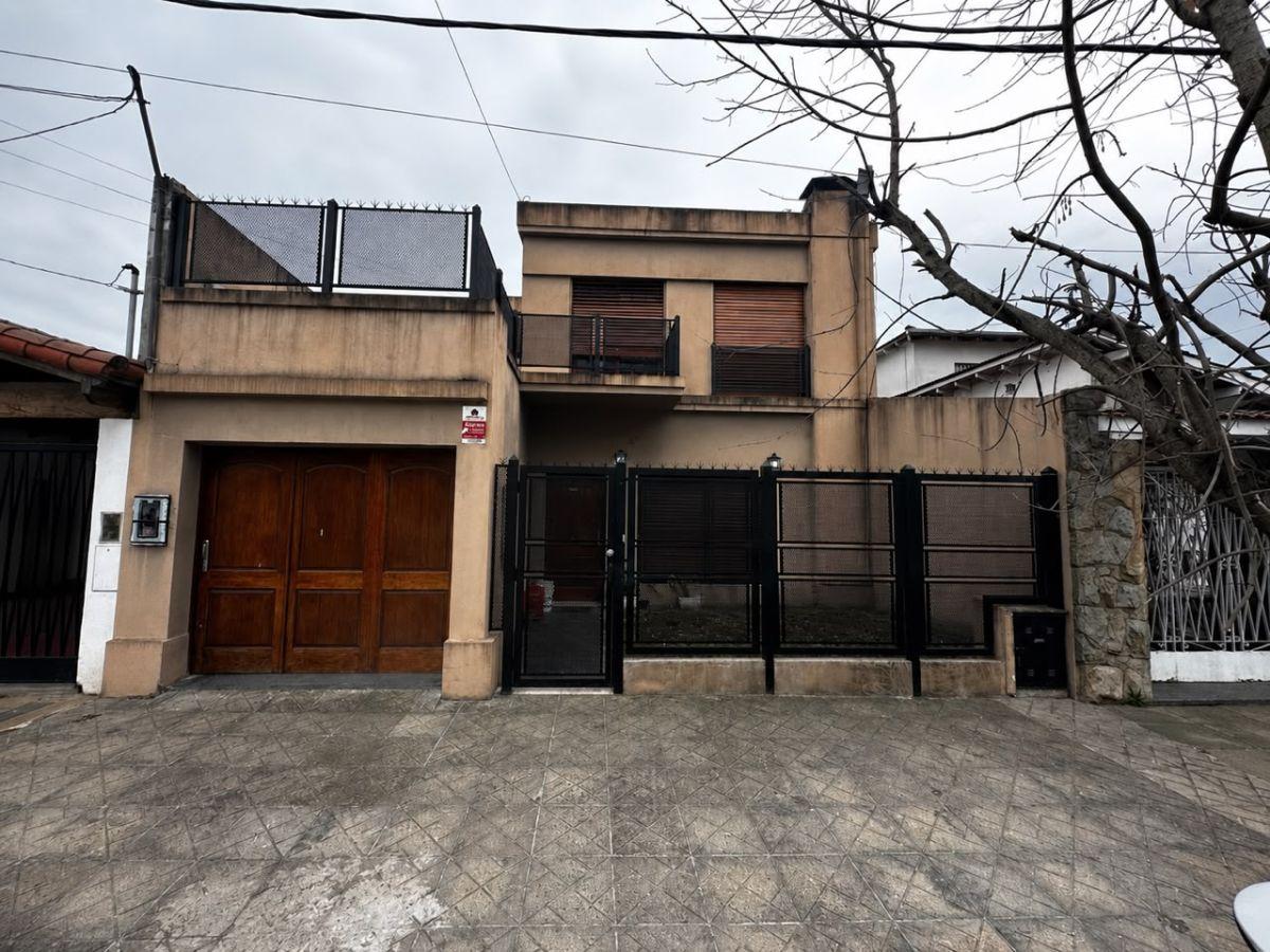 Casa en alquiler con 4 dormitorios, cochera y pileta en Moreno