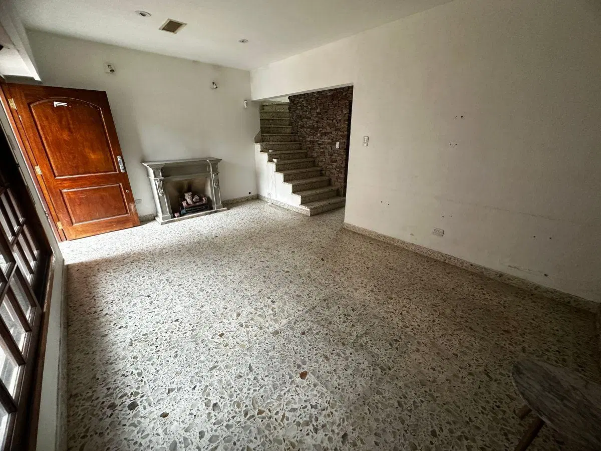 Casa en alquiler con 4 dormitorios, cochera y pileta en Moreno 3
