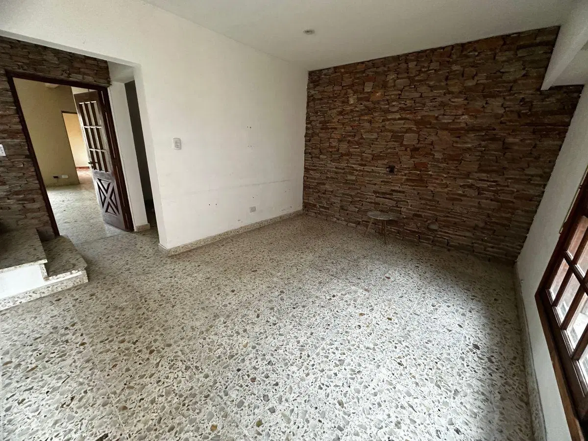 Casa en alquiler con 4 dormitorios, cochera y pileta en Moreno 2