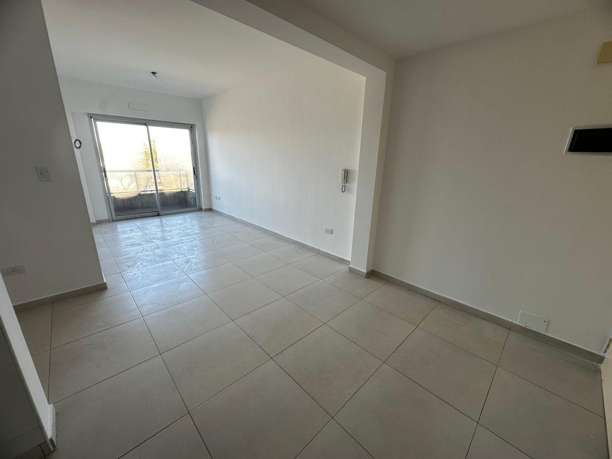 Foto de Departamento 2 ambientes con cochera en alquiler Moreno, imagen 1