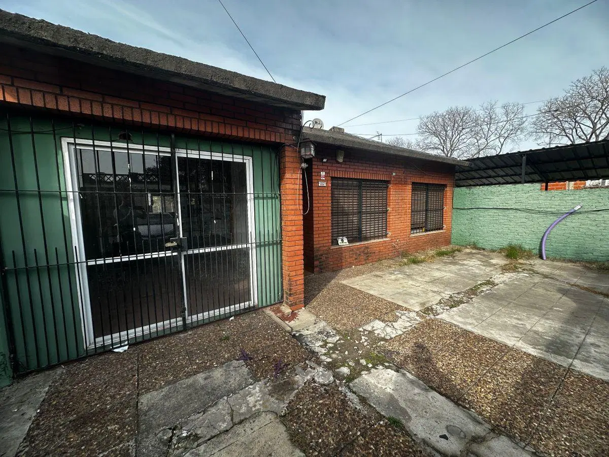 Casa en alquiler con 4 dormitorios, cochera y pileta en Moreno 8