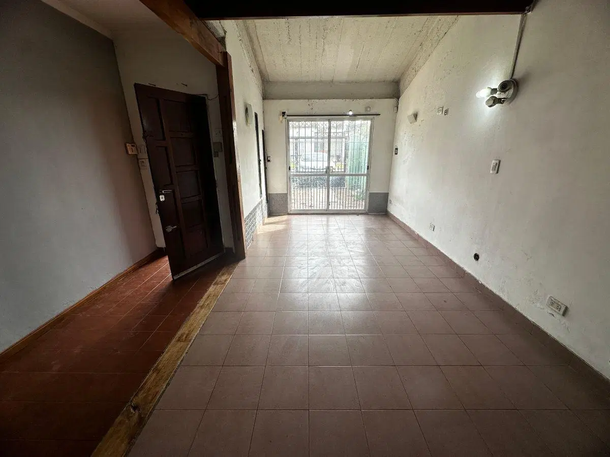Casa en alquiler con 4 dormitorios, cochera y pileta en Moreno 4