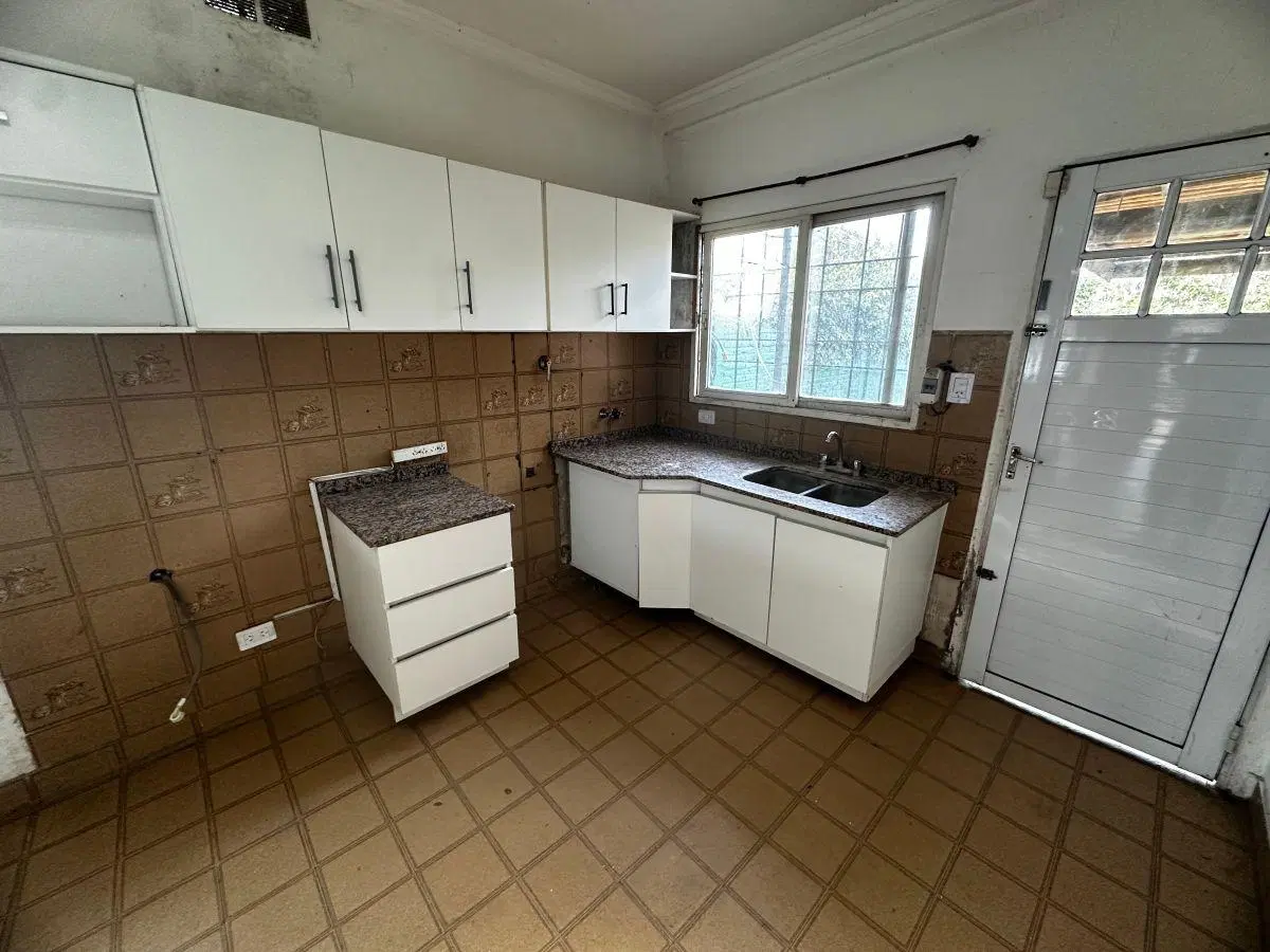 Casa en alquiler con 4 dormitorios, cochera y pileta en Moreno 5