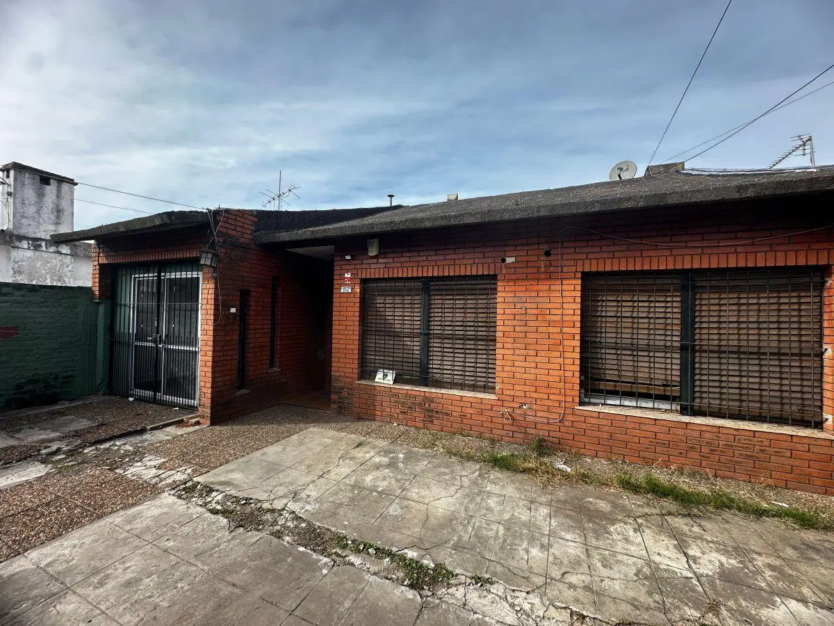 Casa en alquiler con 4 dormitorios, cochera y pileta en Moreno 1