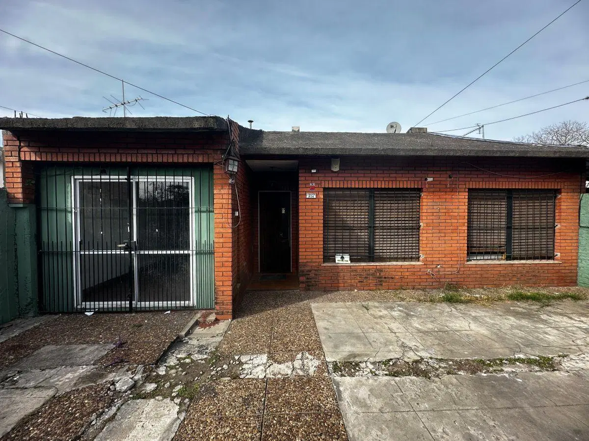 Casa en alquiler con 4 dormitorios, cochera y pileta en Moreno 3