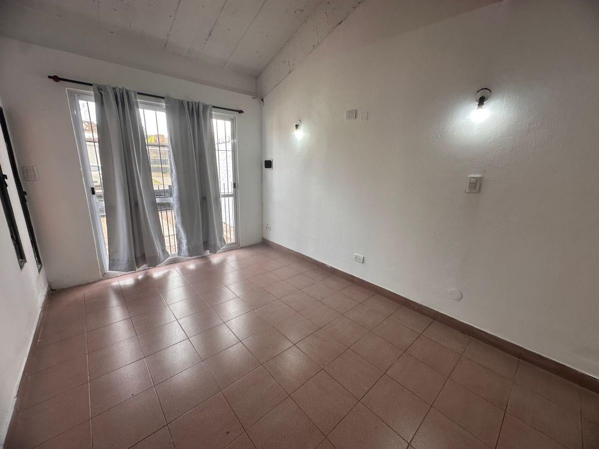 Foto de Casa en venta con 4 dormitorios, cochera y pileta en Moreno, imagen 2