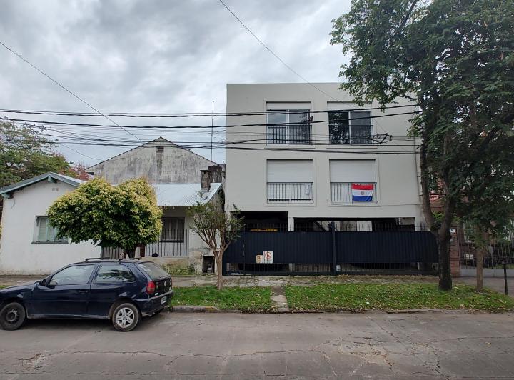 en venta 2 departamentos + 3 cocheras + casa 3amb para ampliar Proximo Unicenter