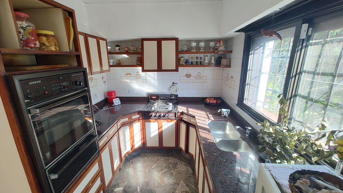 Chalet cuatro dormitorios quincho jardin pileta en venta en Martínez