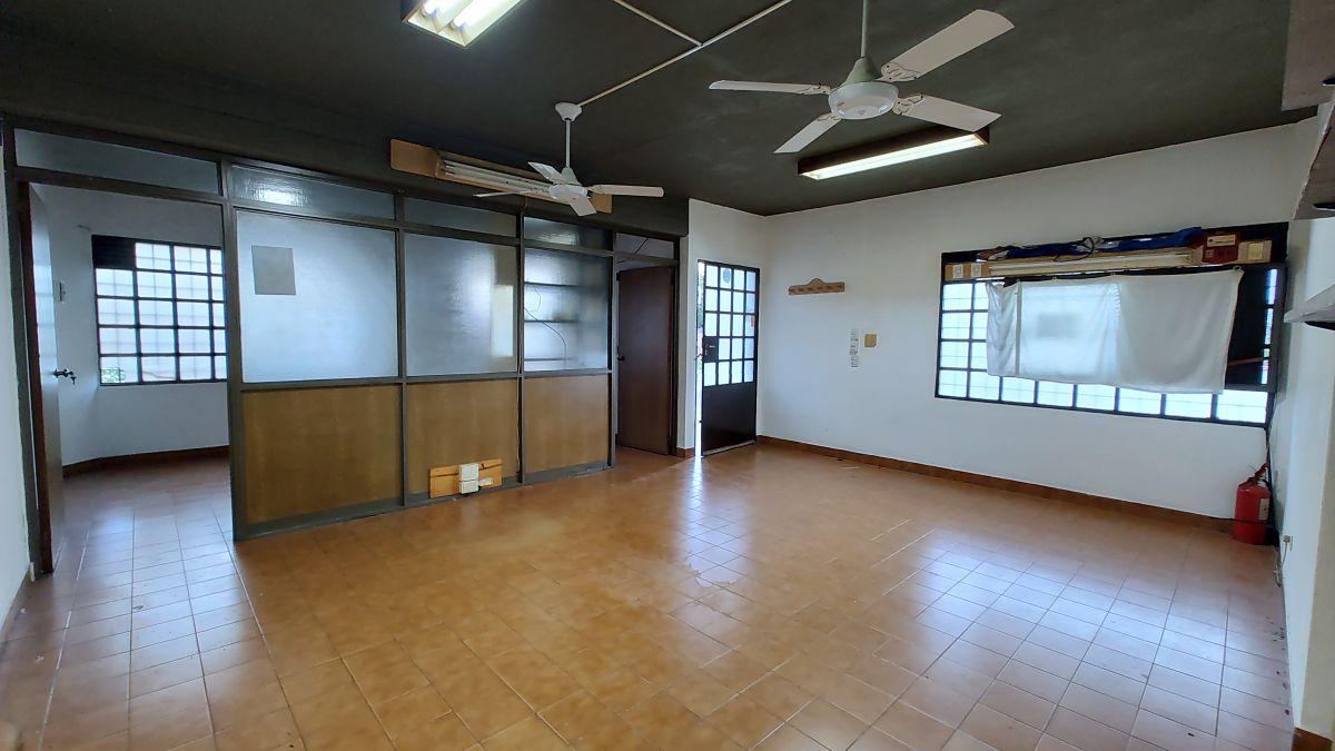 Foto de Alquiler de oficina, local o deposito todo en planta baja con patio, imagen 4