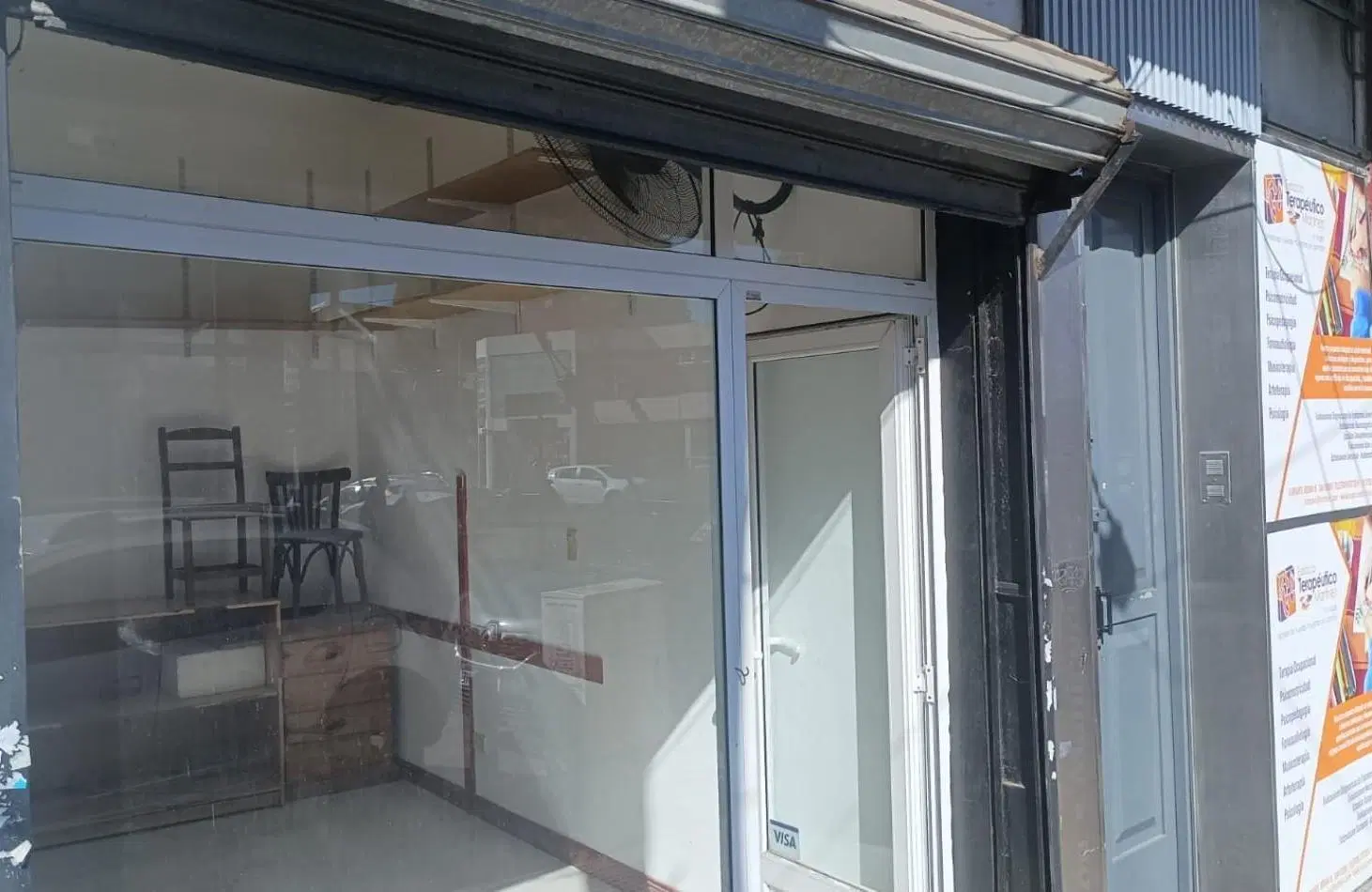 local comercial vidriera, salon y toilette 3