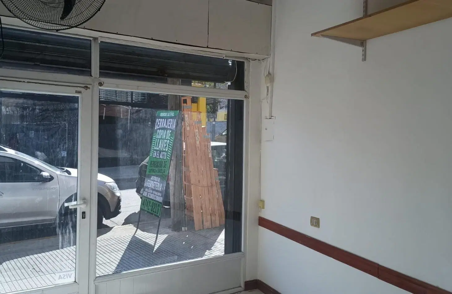 local comercial vidriera, salon y toilette 2