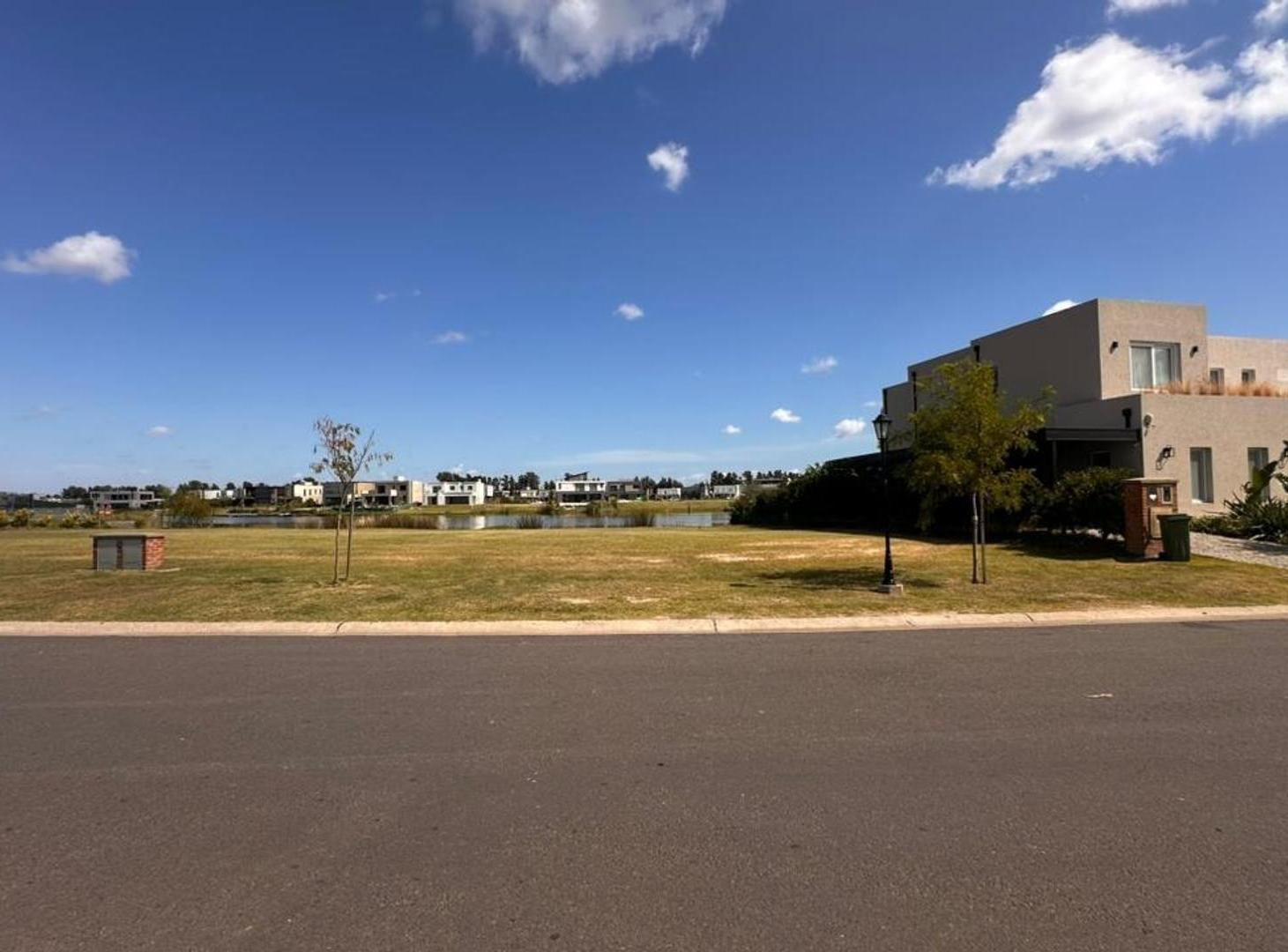 Villanueva Barrio Cerrado Santa Ana excel lote a laguna