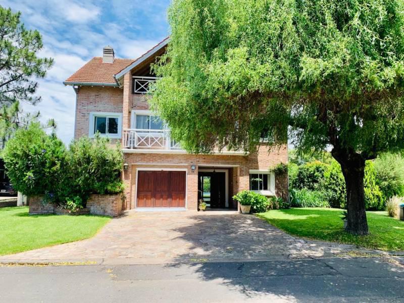 Casa en Venta de 3 Dorm. en La Colina 1