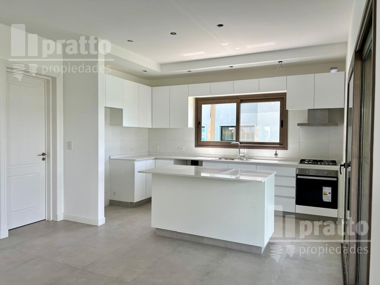 Foto de Casa de 4 dormitorios Escritorio y Playroom a la laguna, imagen 2