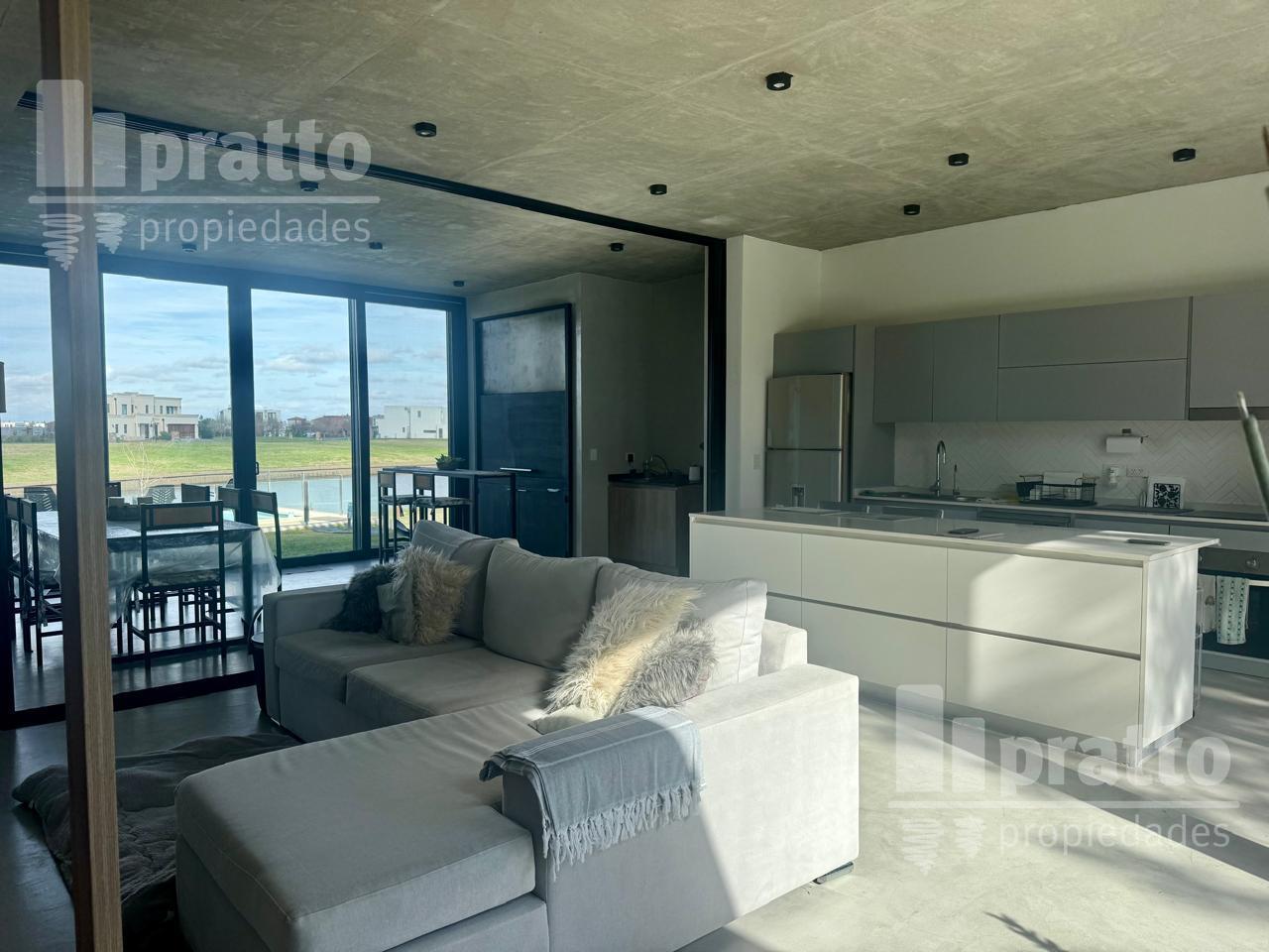 Foto de Casa al río con amarra propia, pileta climatizada y tecnología, imagen 1