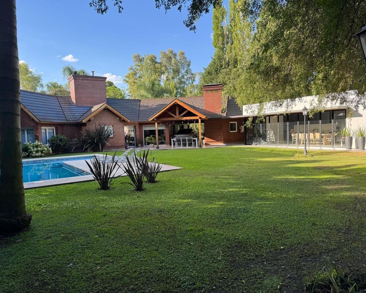 Venta de Chalet 4 Amb. Pileta en Barrio Privado Casco Leloir 4