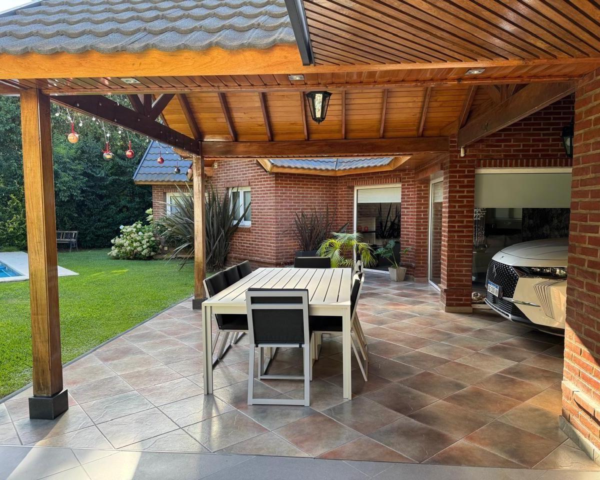 Venta de Chalet 4 Amb. Pileta en Barrio Privado Casco Leloir 5