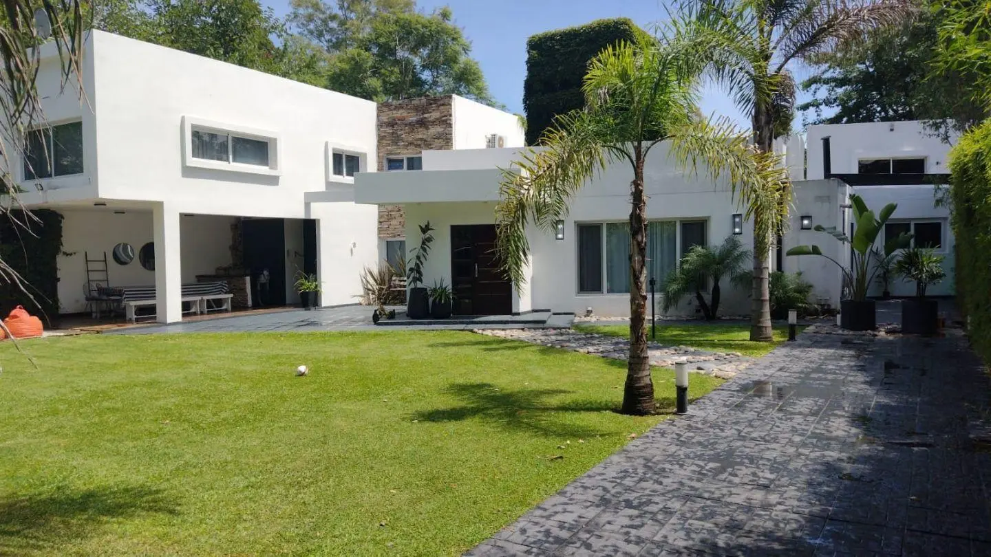 (PROPIEDAD SUSPENDIDA ) Venta Casa 4 Amb , parque y pileta PARQUE LELOIR 4