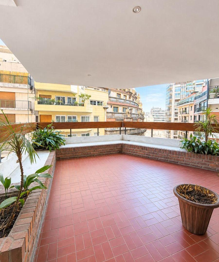 Foto de Departamento de 260m² en Venta en Arroyo y Suipacha, imagen 2