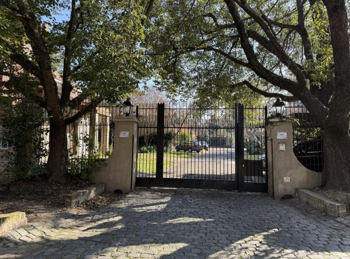 Casa de 4 dormitorios en pequeño barrio cerrado de 6 casas con excelente lote