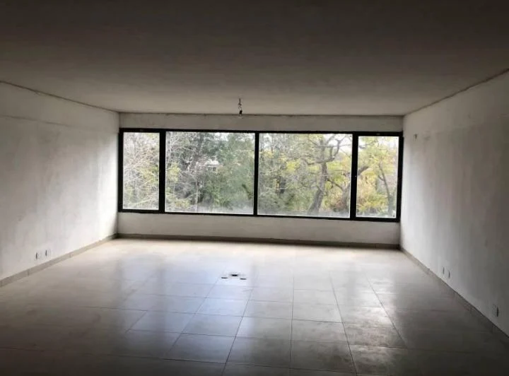 Oficina muy luminosa en segundo piso entre Sucre y Acceso Tigre 5
