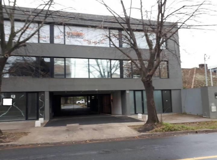 Oficina muy luminosa en segundo piso entre Sucre y Acceso Tigre 1