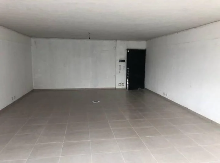 Oficina muy luminosa en segundo piso entre Sucre y Acceso Tigre 4