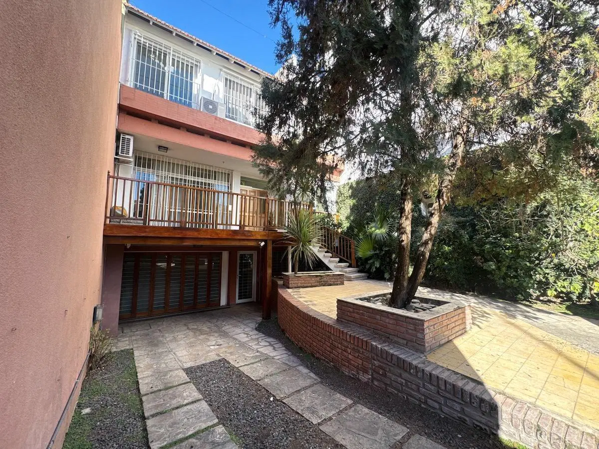 Espectacular casa en Vicente López de 5 ambientes desarrollada en 2 plantas + subsuelo 4