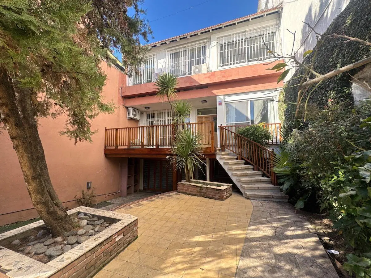 Espectacular casa en Vicente López de 5 ambientes desarrollada en 2 plantas + subsuelo 2