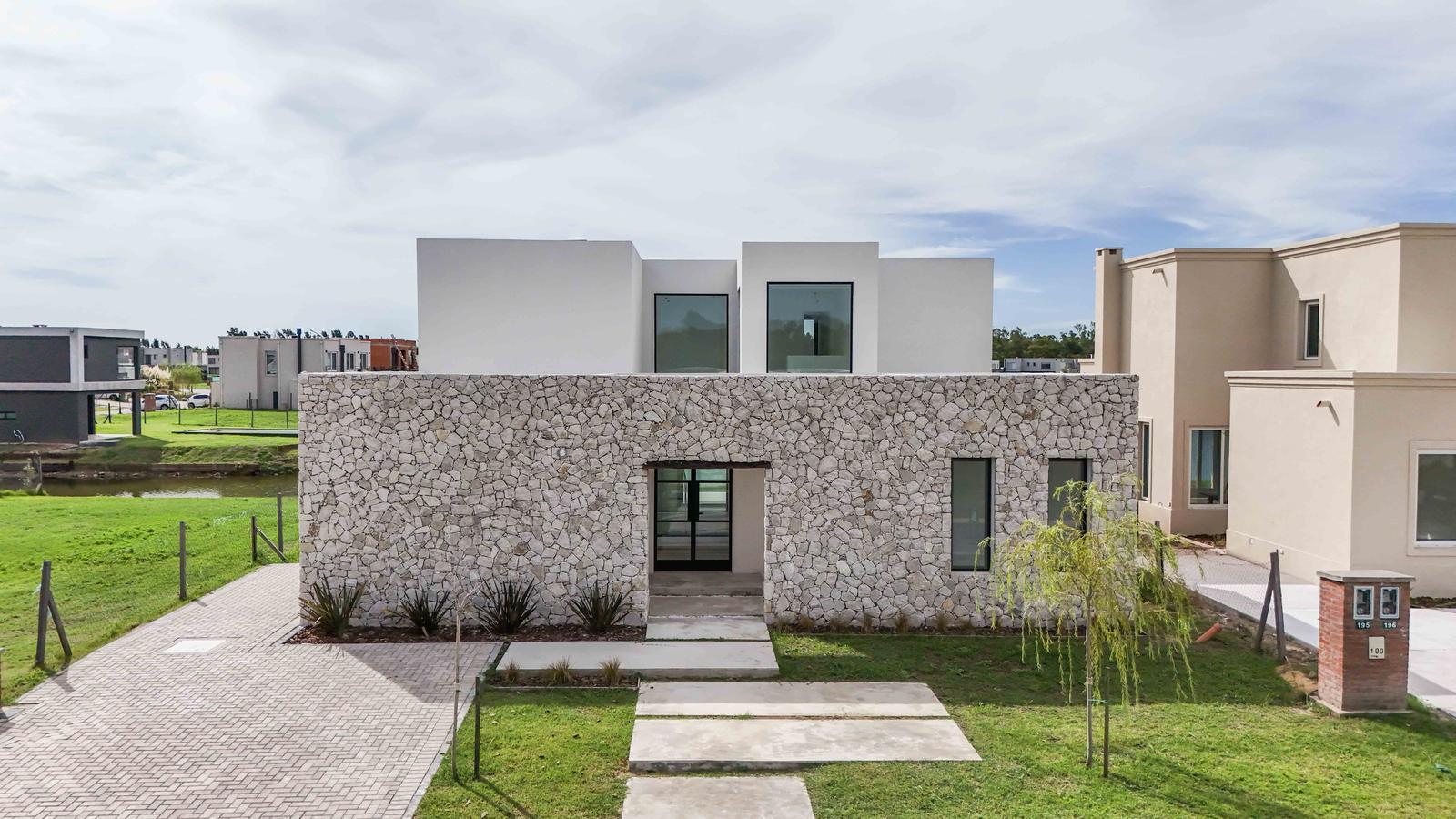 Casa en venta, al agua, de 7 ambientes, en Barrio Santa Ana