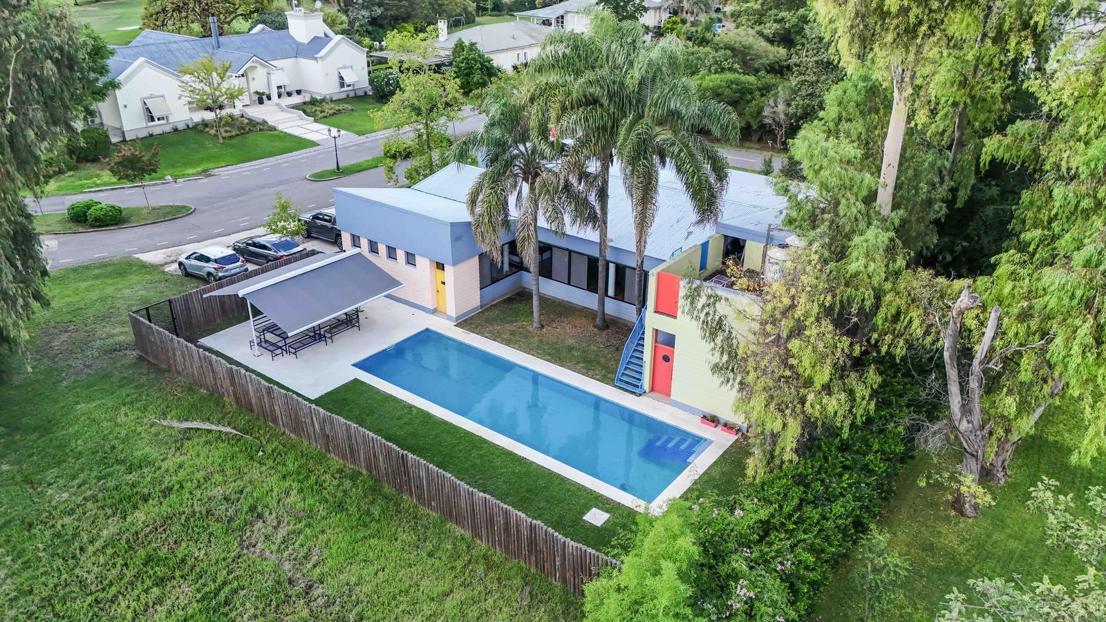 Newman II, casa venta, restaurada a nuevo, 8 amb con gran lote y pileta