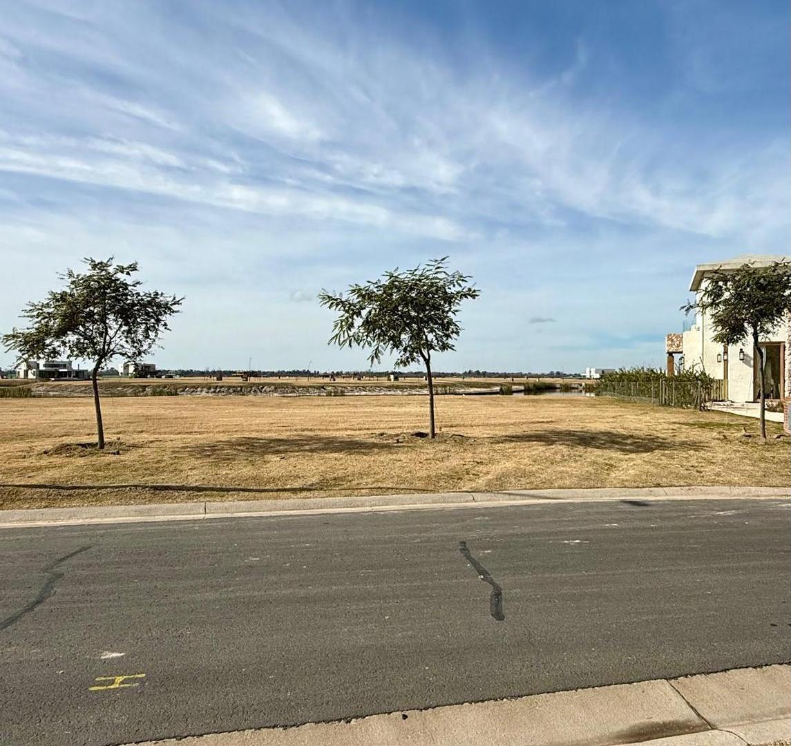 Terreno en venta al lago en barrio Amarras, Puertos del Lago, Escobar