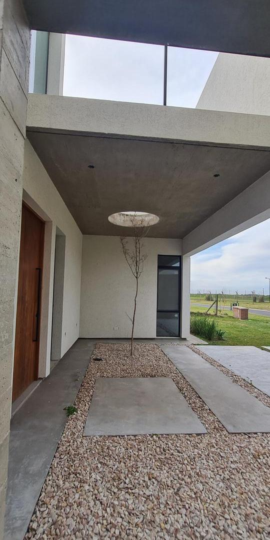 Foto de Casa al agua con vista directa a la laguna y pileta con borde infinito, imagen 2
