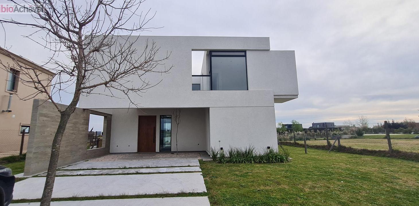 Foto de Casa al agua con vista directa a la laguna y pileta con borde infinito, imagen 5