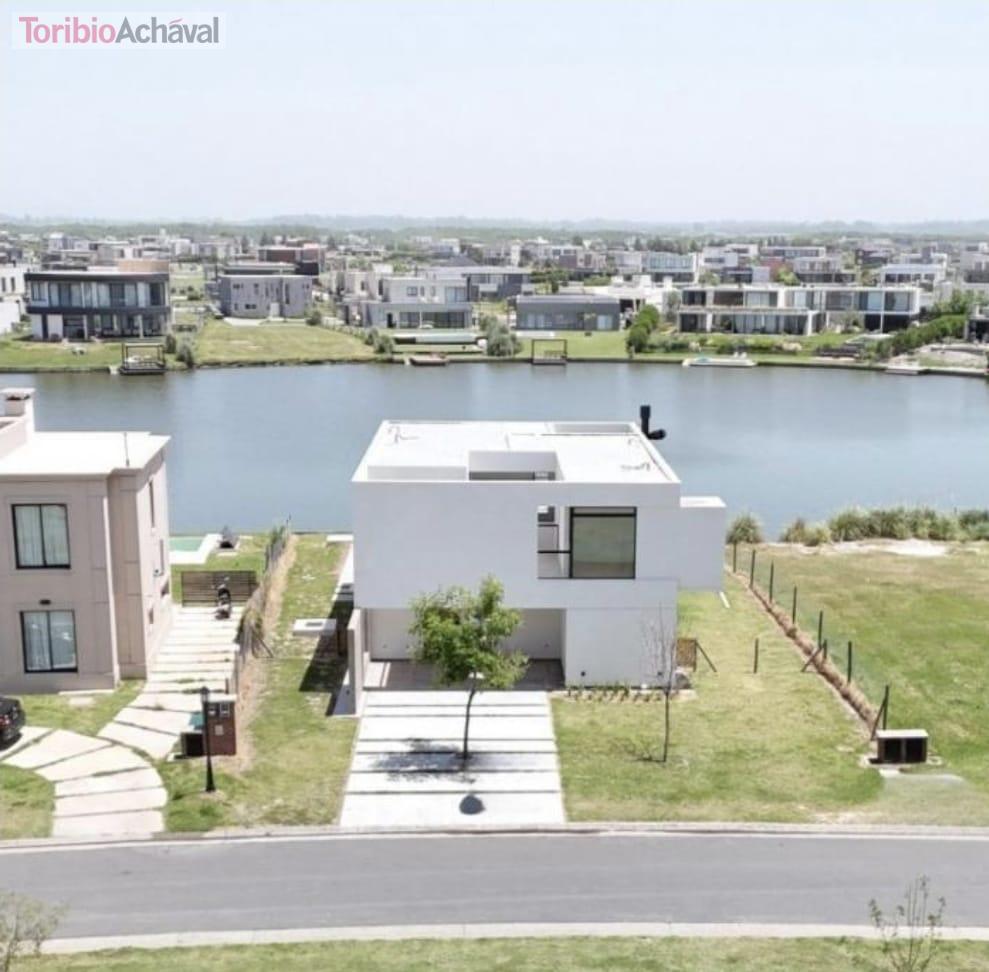 Foto de Casa al agua con vista directa a la laguna y pileta con borde infinito, imagen 3