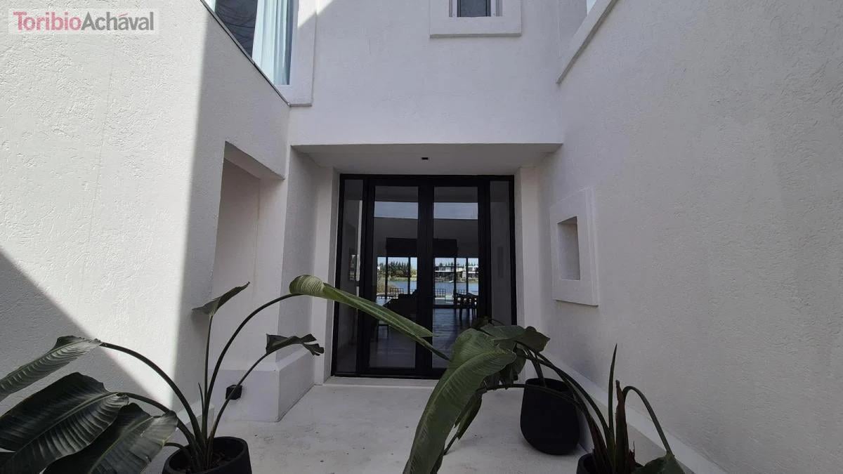 Foto de Casa a la laguna en Barbarita: 5 dormitorios en suite, pileta y muelle, imagen 5
