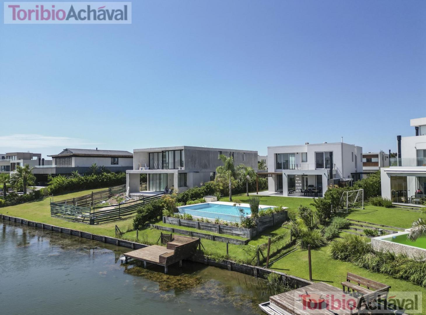 Foto de Casa a la laguna, en Venta, en Barrio Los Castaños, impecable estado, imagen 1