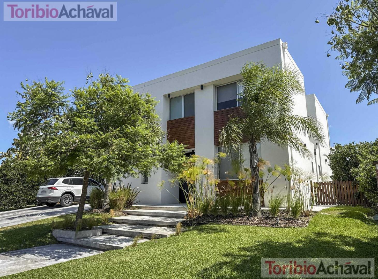Foto de Casa a la laguna, en Venta, en Barrio Los Castaños, impecable estado, imagen 2