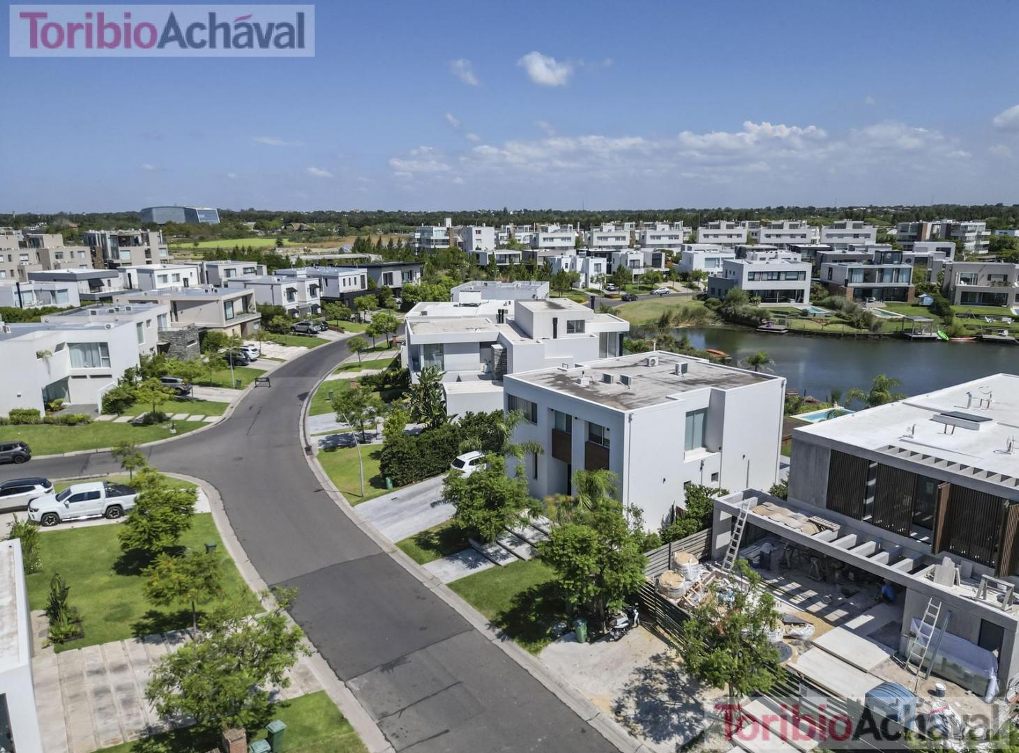 Foto de Casa a la laguna, en Venta, en Barrio Los Castaños, impecable estado, imagen 4