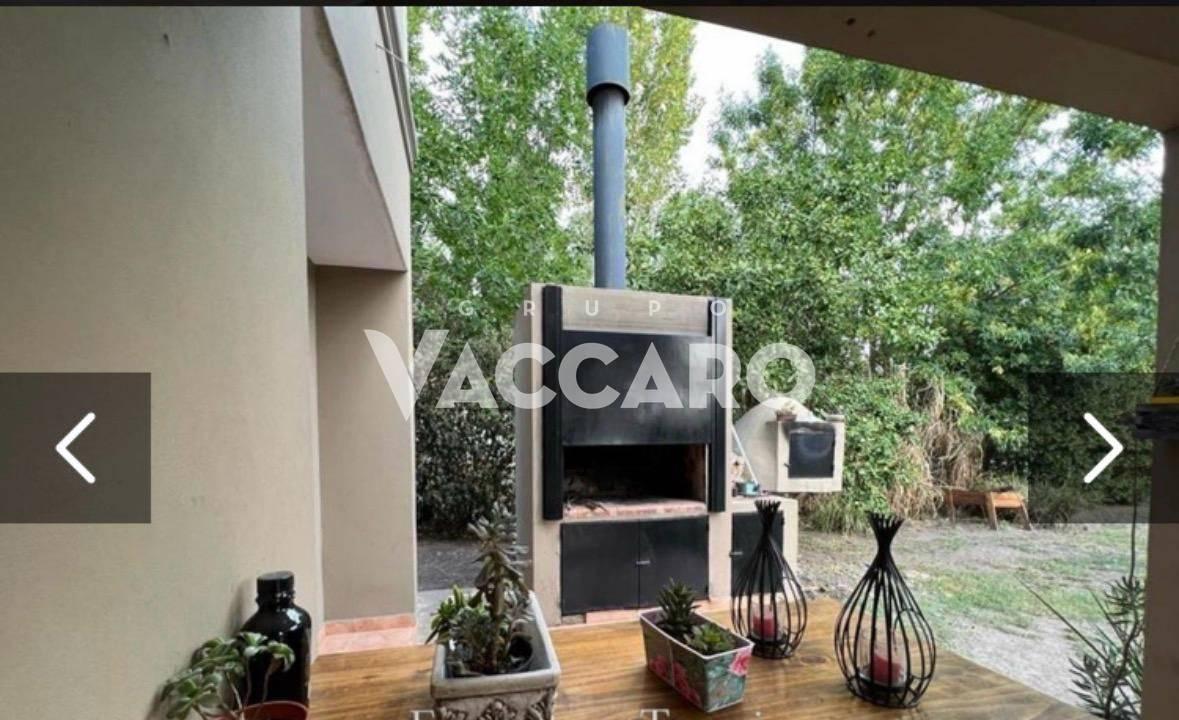Venta de Casa 4 amb barrio cerrado maria elena, seguridad ,piscina 3 dormitorios