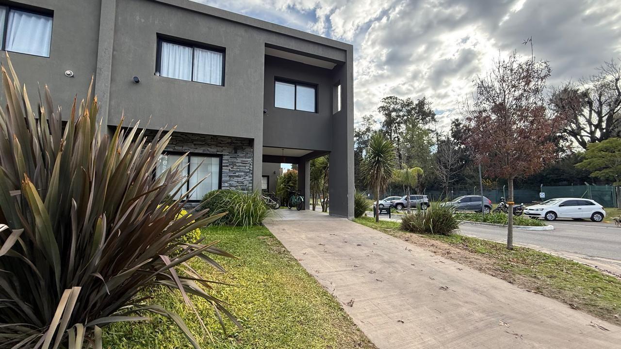 Casa 4 ambientes en alquiler en Maria Eugenia R&V  tipo duplex