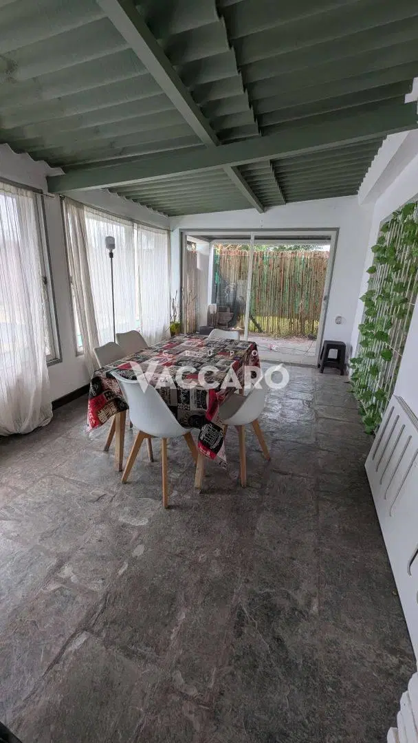 Casa 5 ambientes con piscina , quincho jardín entrada varios autos 4