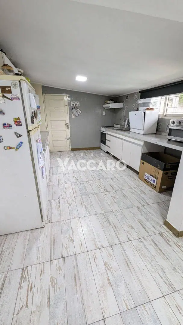 Casa 5 ambientes con piscina , quincho jardín entrada varios autos 2