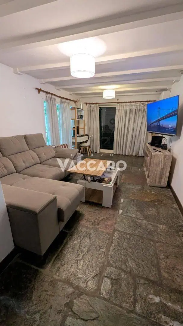 Casa 5 ambientes con piscina , quincho jardín entrada varios autos 3