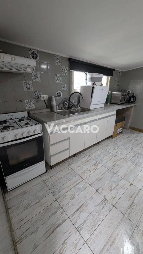 Casa 5 ambientes con piscina , quincho jardín entrada varios autos 1
