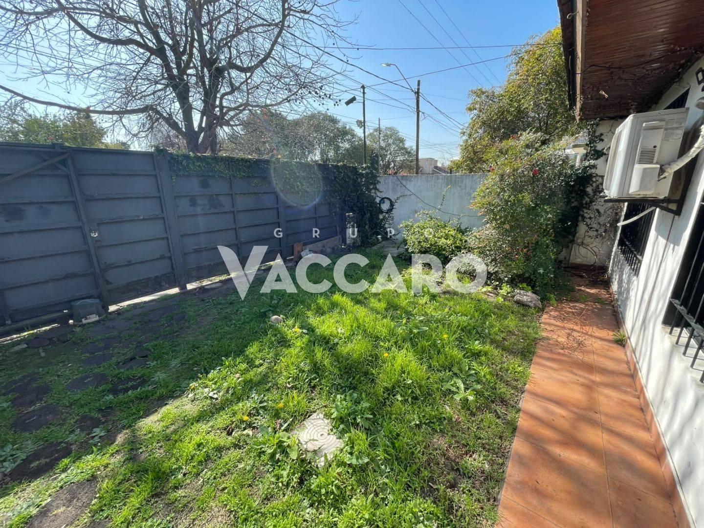 Foto de Casa en venta de 4 ambientes en Ituzaingó con 3 dormitorios jardín y, imagen 2