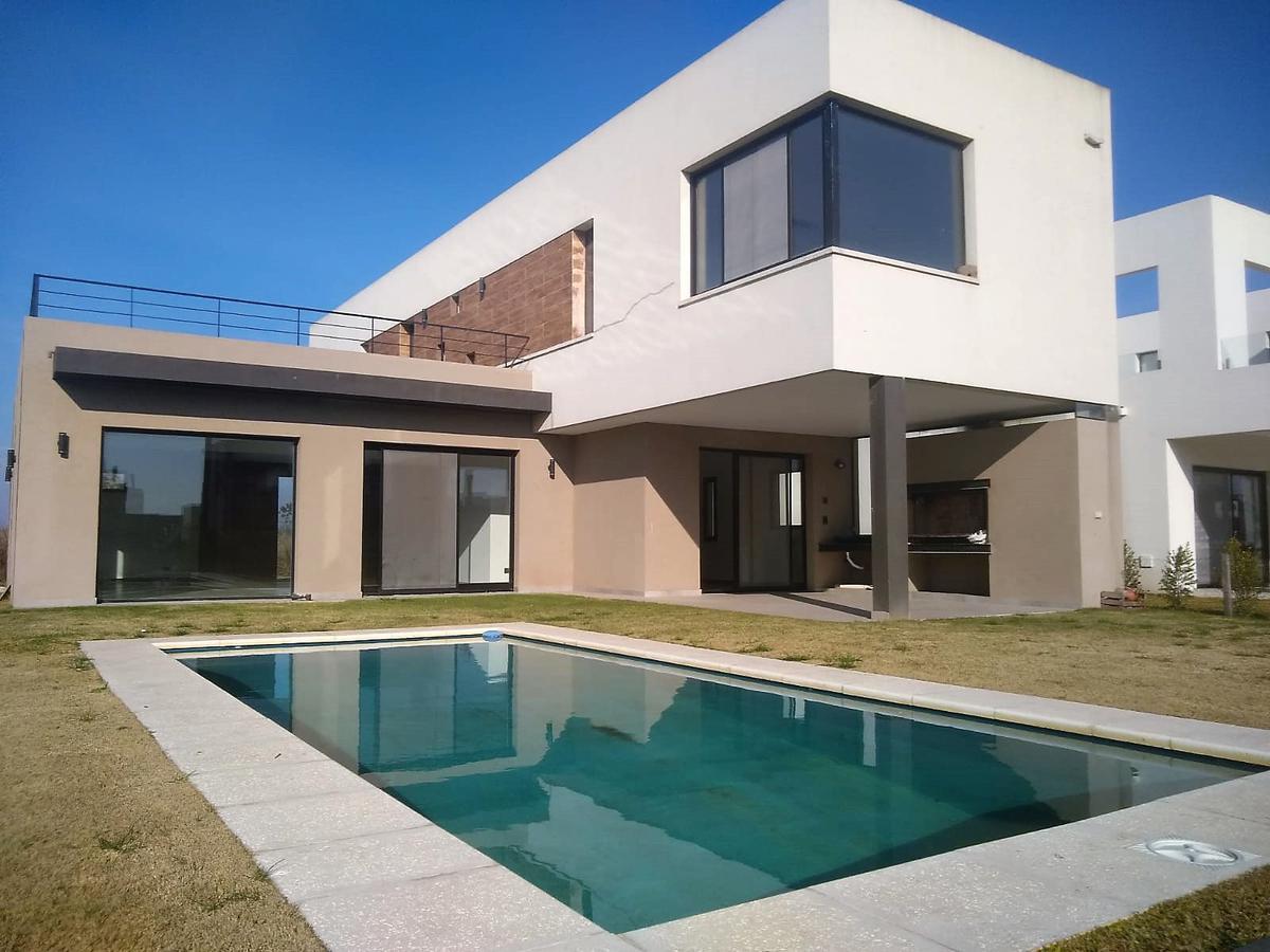 Casa moderna en lote interno de Barrio Vistas de Puertos!