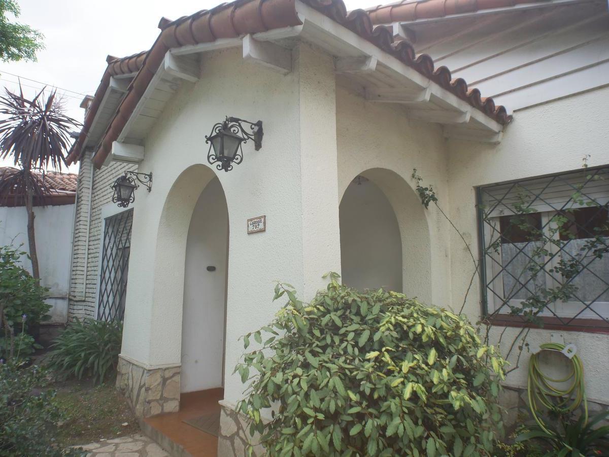 Chalet de 3 dorm. en 2 ptas c/garage y fondo libre. Banfield Oeste