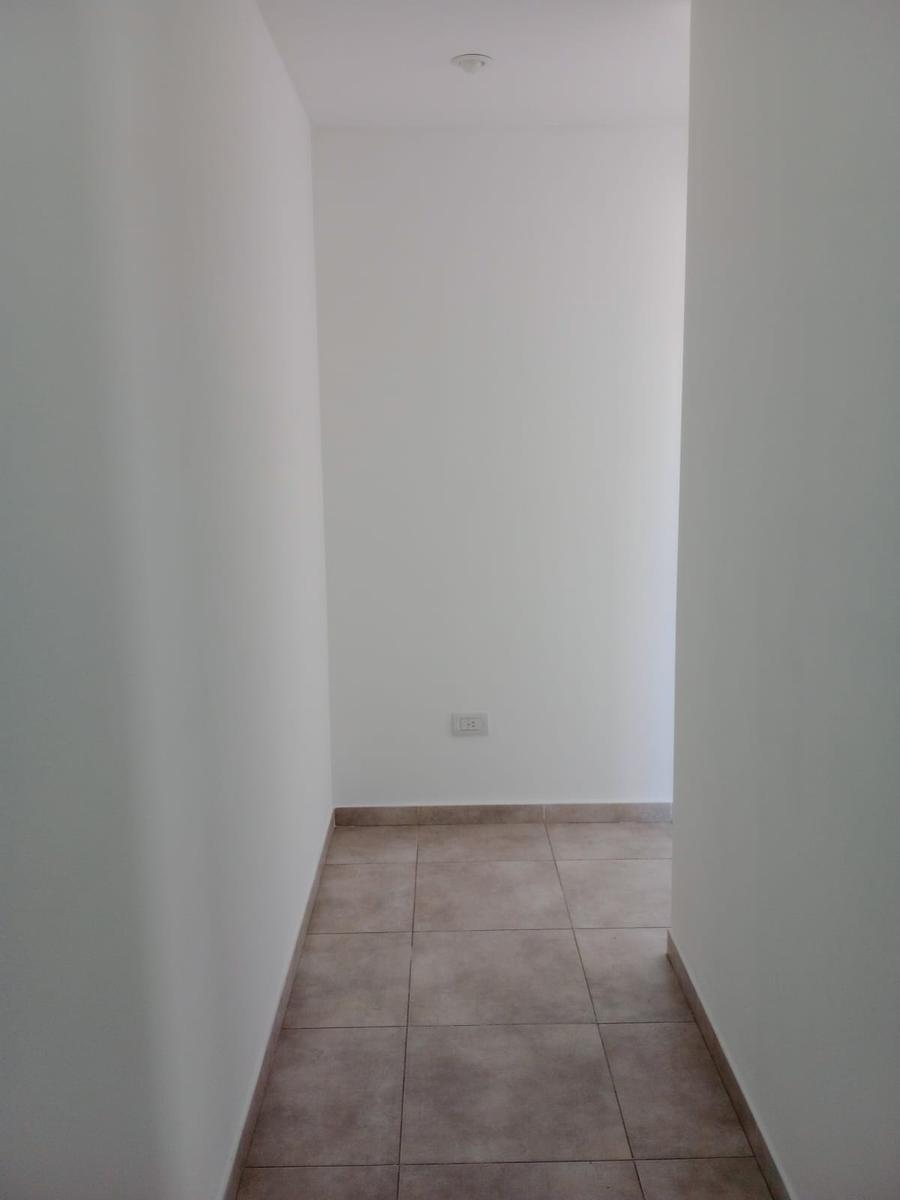 Dpto de 2 ambientes al contrafrente con balcón. Ideal inversión. Alquilado h/03/2024.-