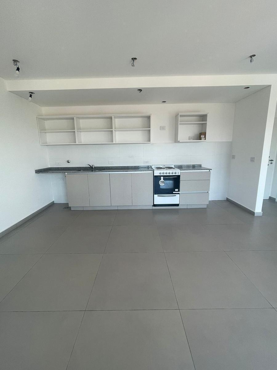 Amplio Departamento de 2 ambientes al frente en Temperley Este